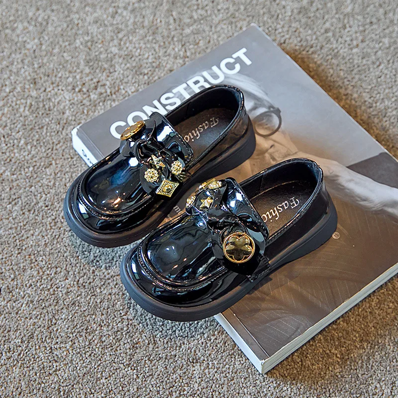 

Блестящие туфли принцессы из искусственной кожи в британском стиле, новинка весны 2022, детская модная школьная обувь с бантом, красивые одно...