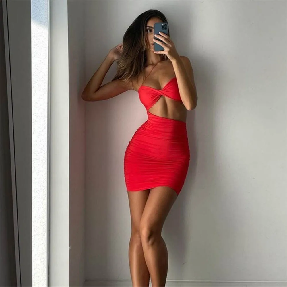 Женское летнее короткое платье без рукавов с вырезом на груди и открытыми