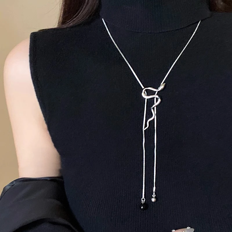 Длинное ожерелье с переплетенными змеями