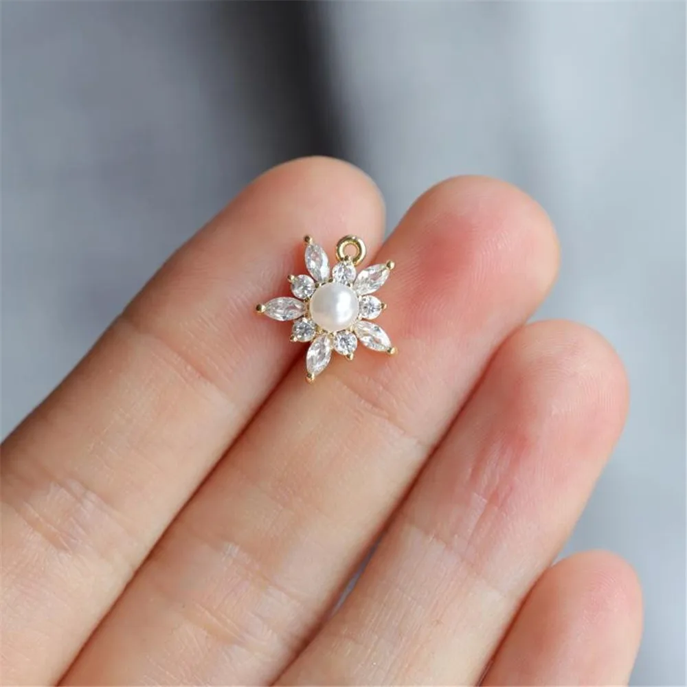 Позолоченный циркон с микроинкрустацией из искусственного жемчуга и