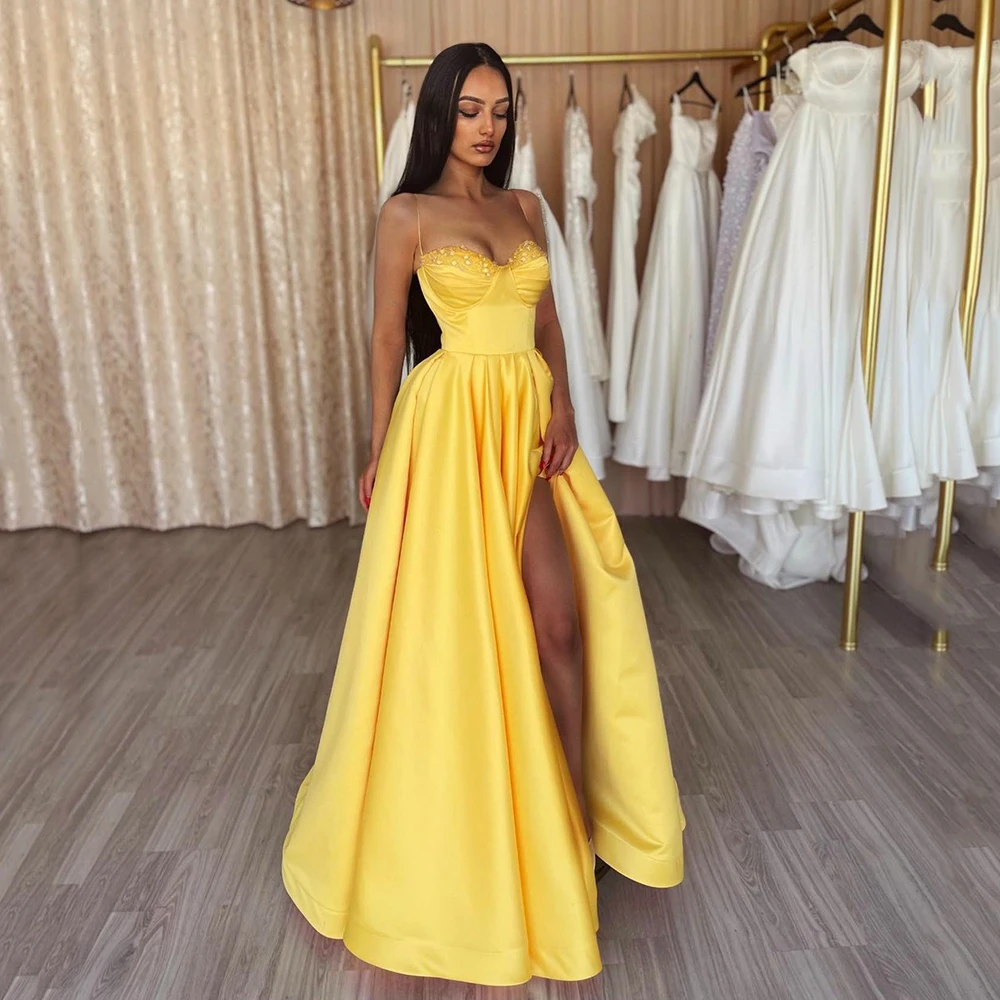 Купи UZN Daffodil A-Line Satin Long Prom Dress Sweetheart Spaghetti Straps Evening Dress Robe de bal Sexy High Slit Dubai Prom Gowns за 5,021 рублей в магазине AliExpress