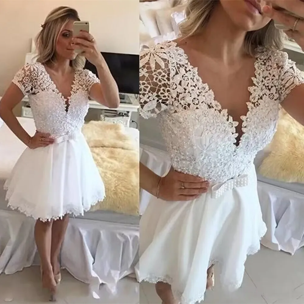 

2022 Vestidos De Fiesta White Homecoming Dresses A-Line V-neck Cap Sleeves Lace Beaded Short Elegant Cocktail Graduation Robes
