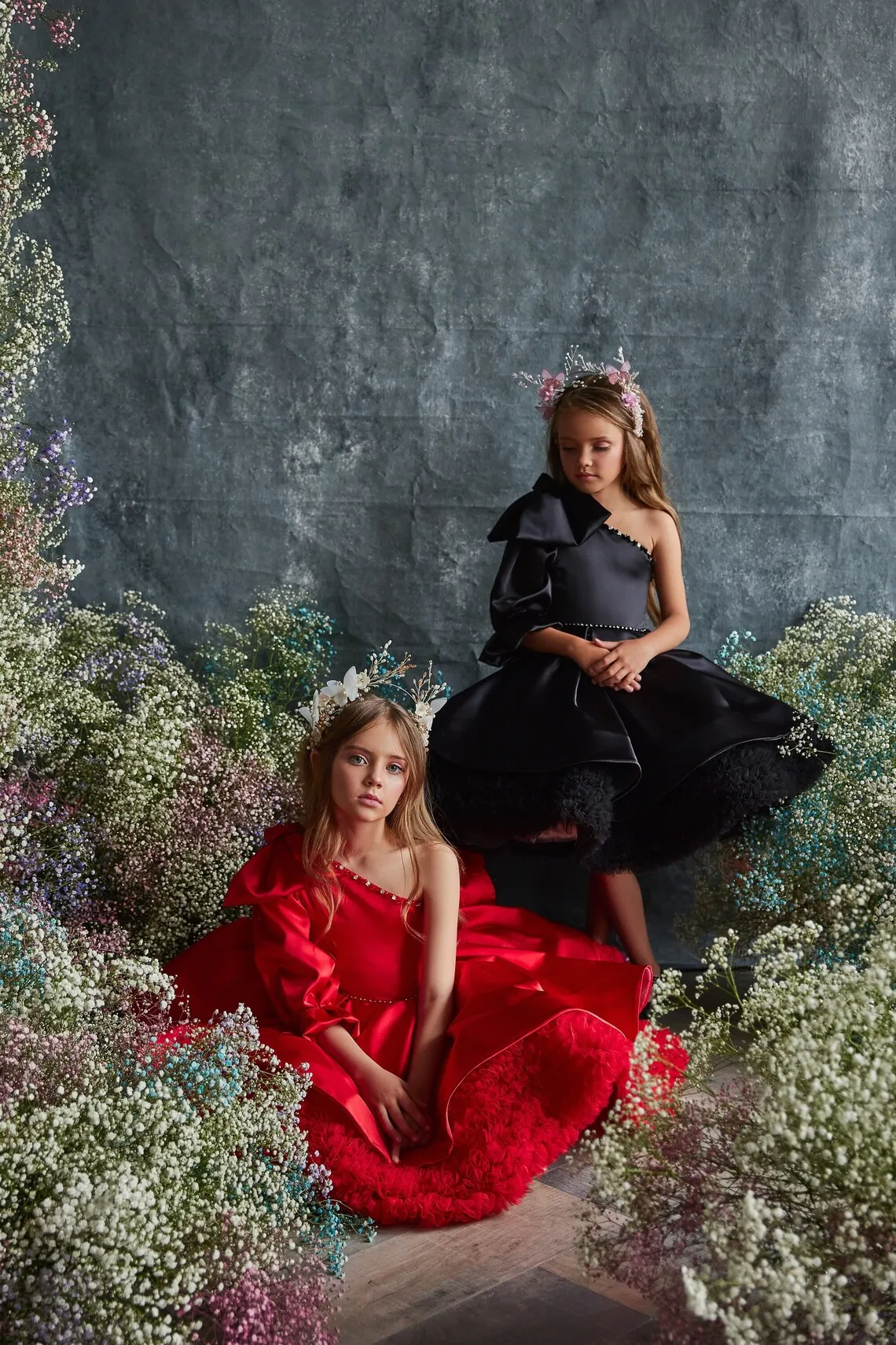 Черно-красные атласные платья с цветочным узором для девочек по индивидуальному