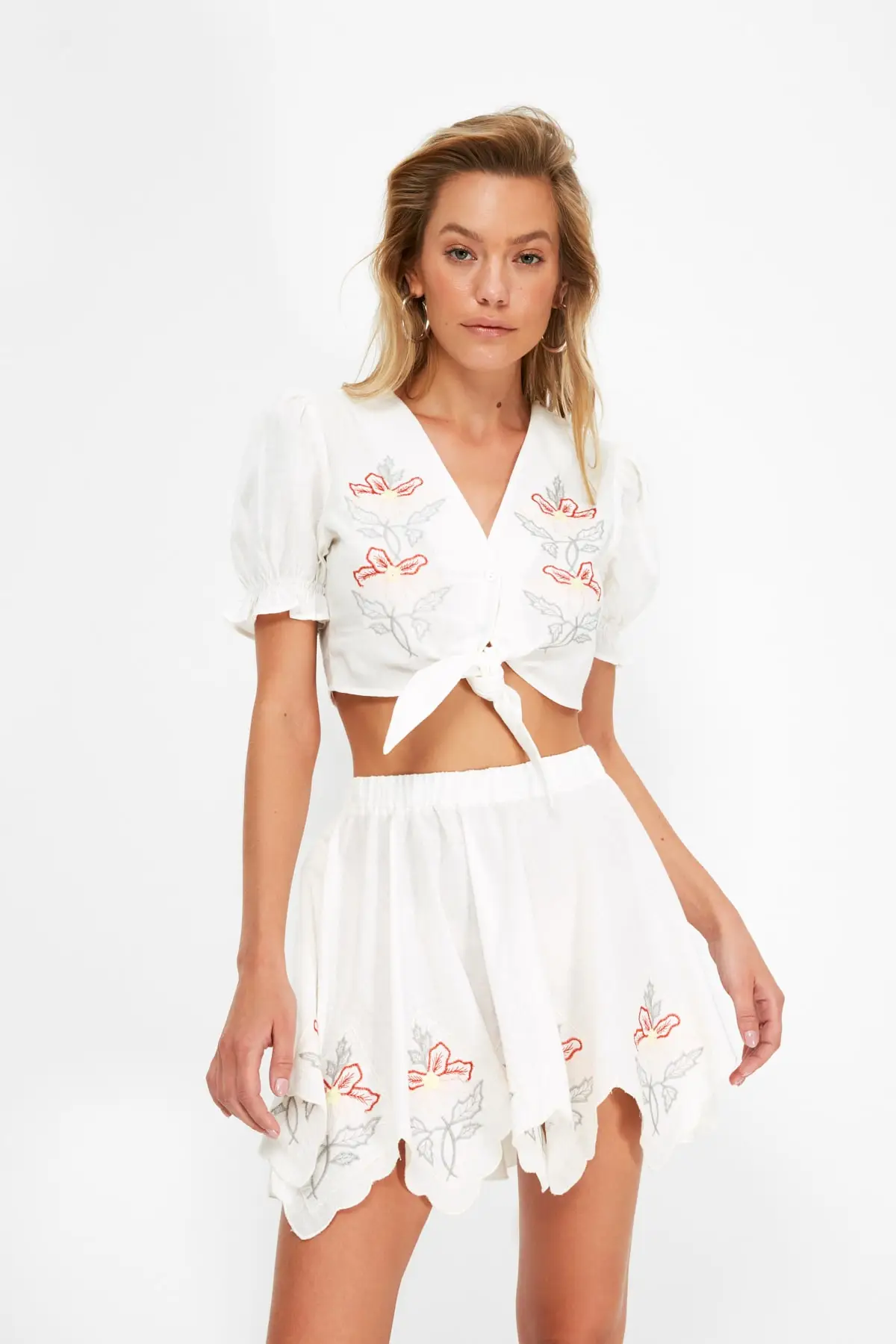 

Trendyol White Embroidery Detail Bottom-Top Suit TBESS21AU0415