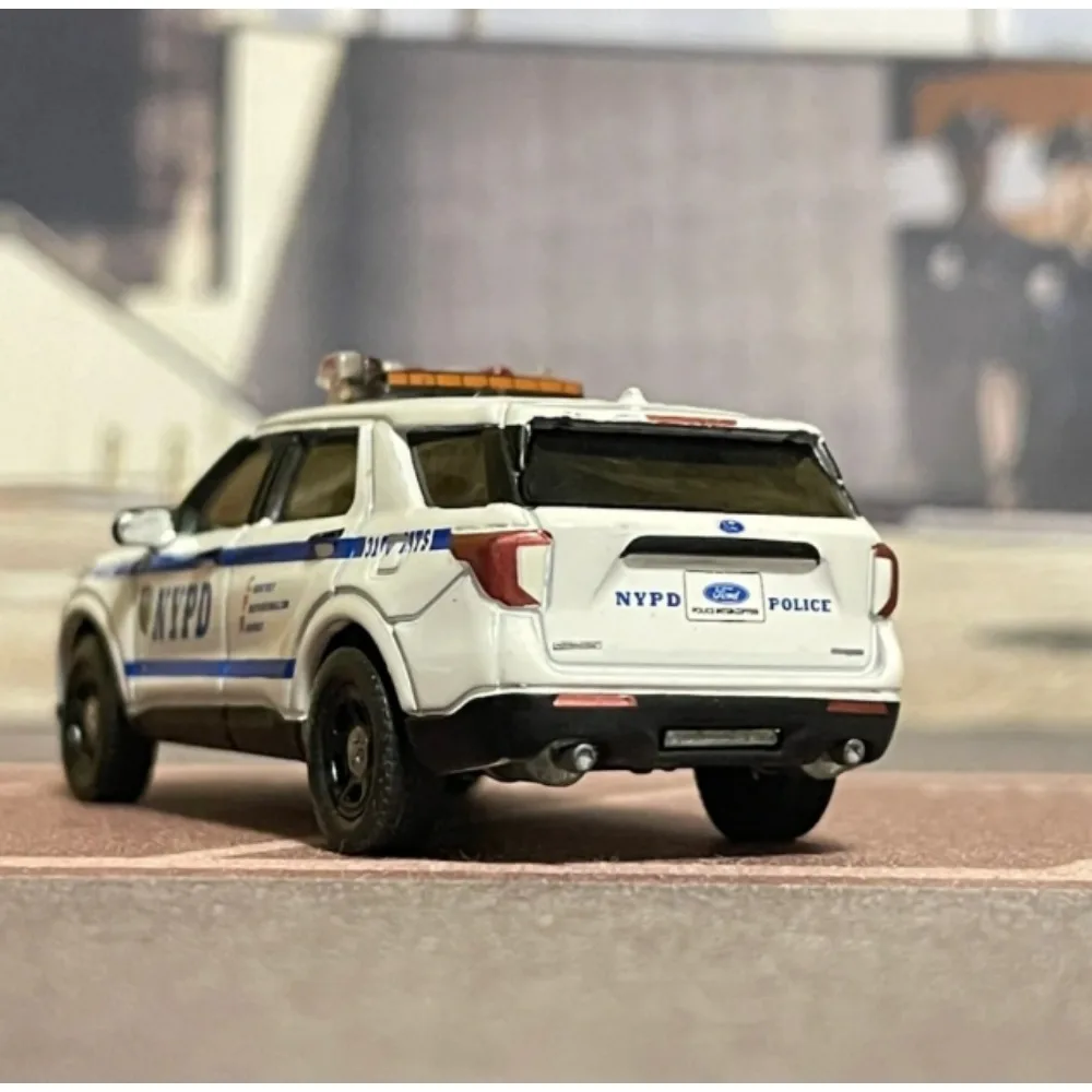 Фото 1:64 2020 Ford Police INTERCEPTOR UTILITY NYPD модель автомобиля из сплава, Коллекционная игрушка, подарок, сувенир, украшение для дисплея №2