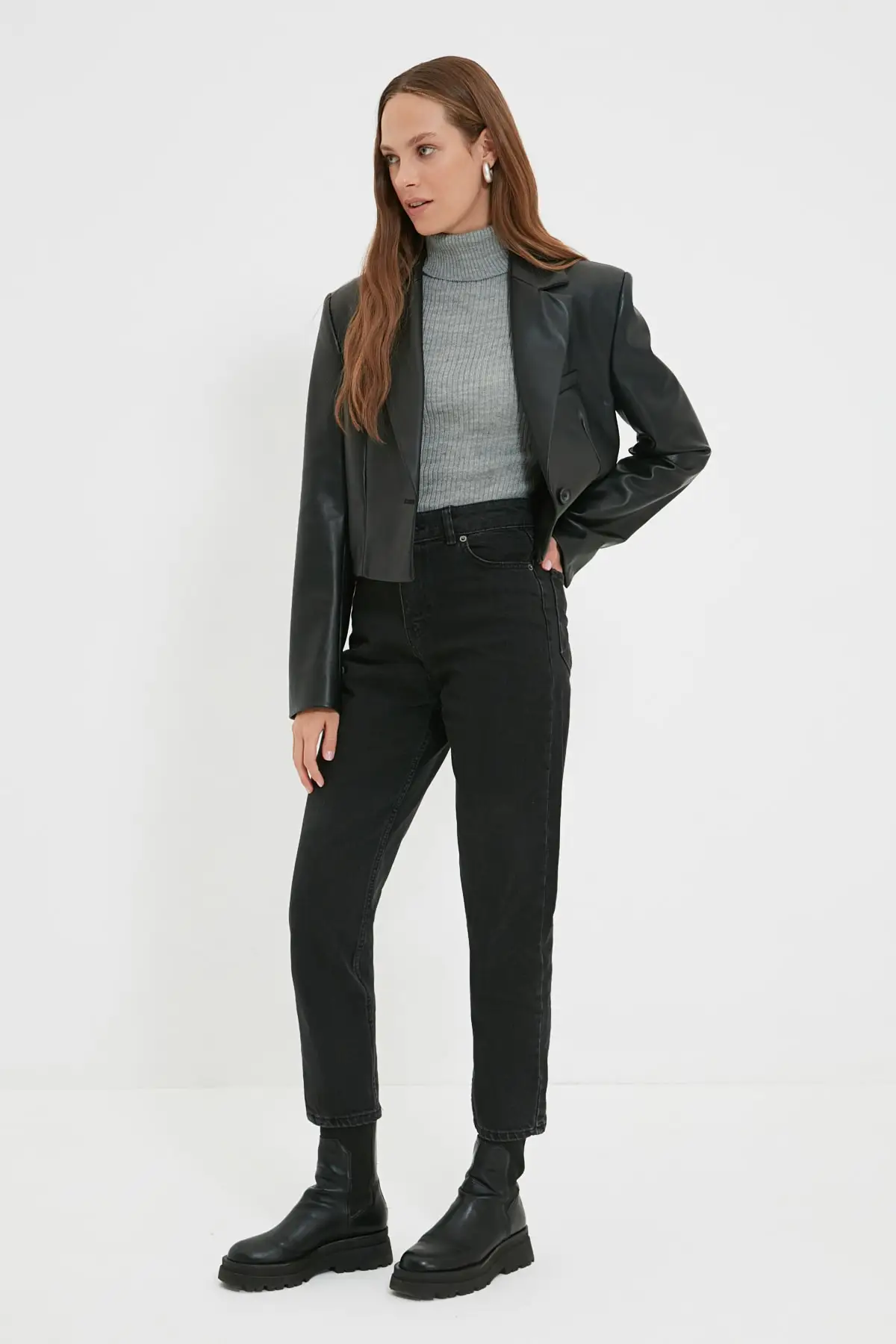 

Trendyol High Waist Button Kapamalı Mom Fit Jeans TCTAW22JE1385