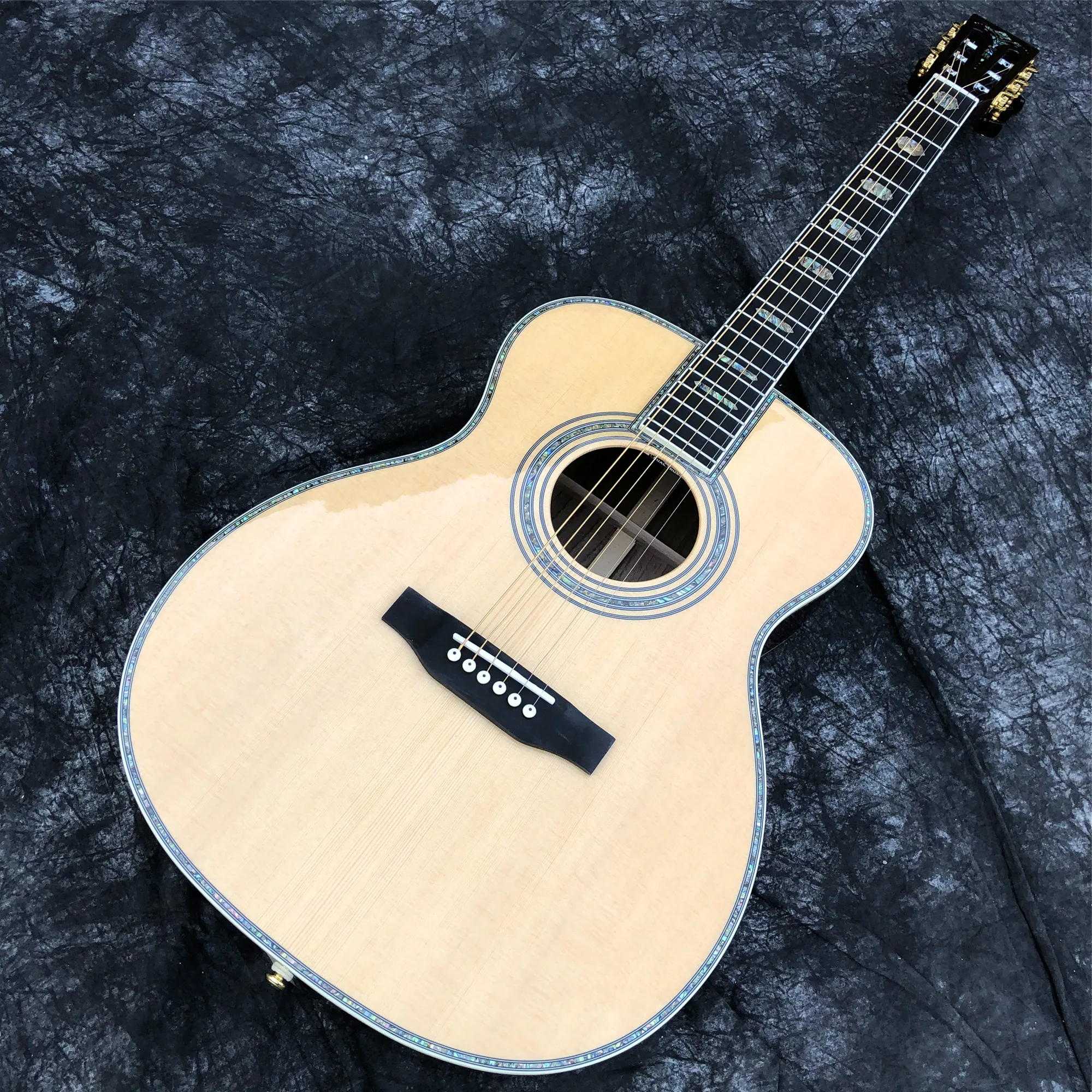 Изготовленная на заказ 40-дюймовая верхняя часть из цельной ели типа OM