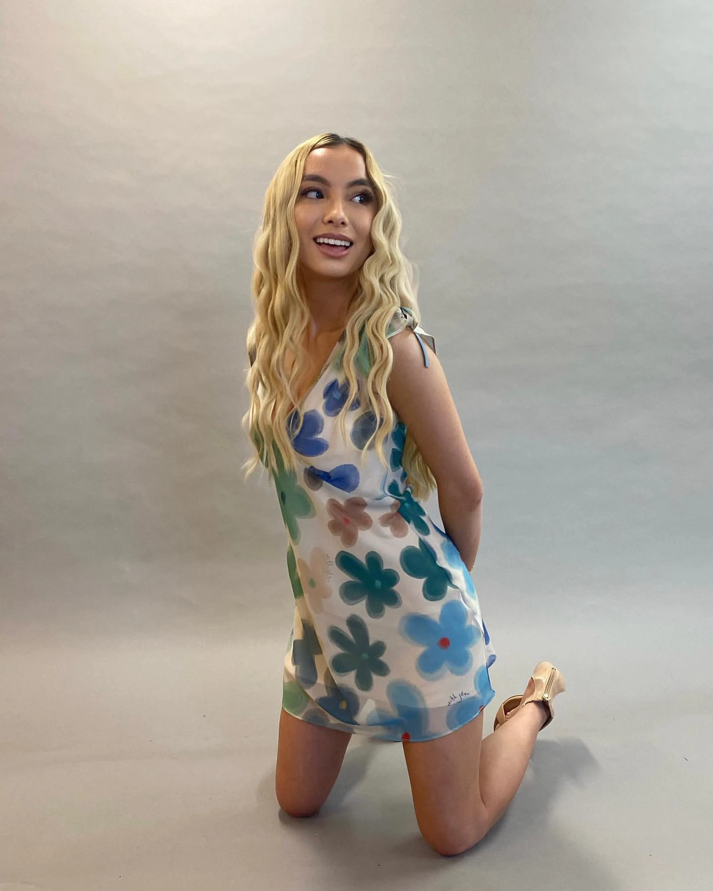 Женское Сетчатое мини-платье с цветочным принтом и V-образным вырезом |