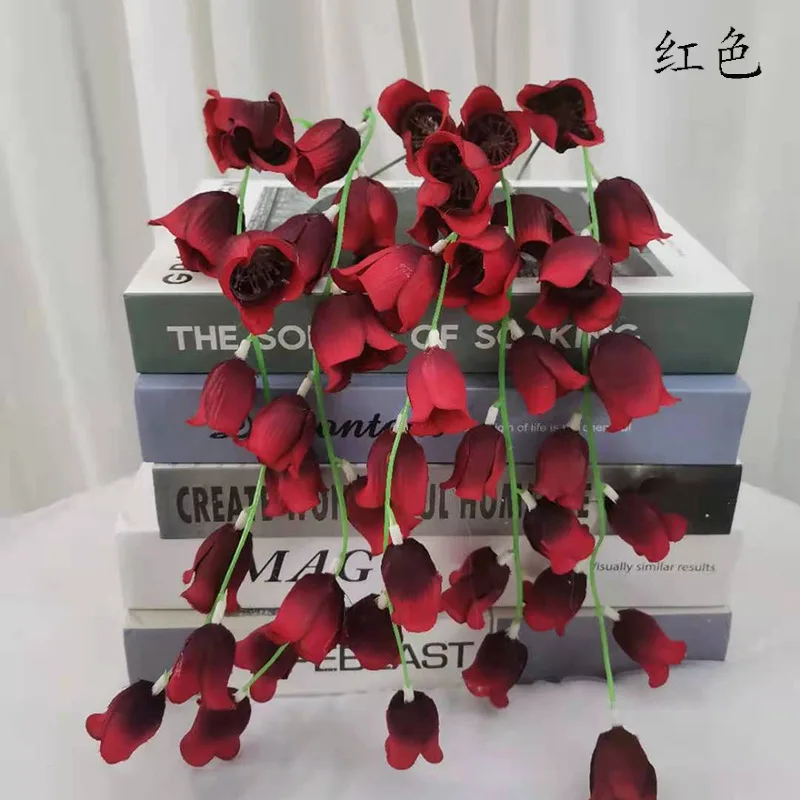 Фонарь с искусственными цветами на одной ветке