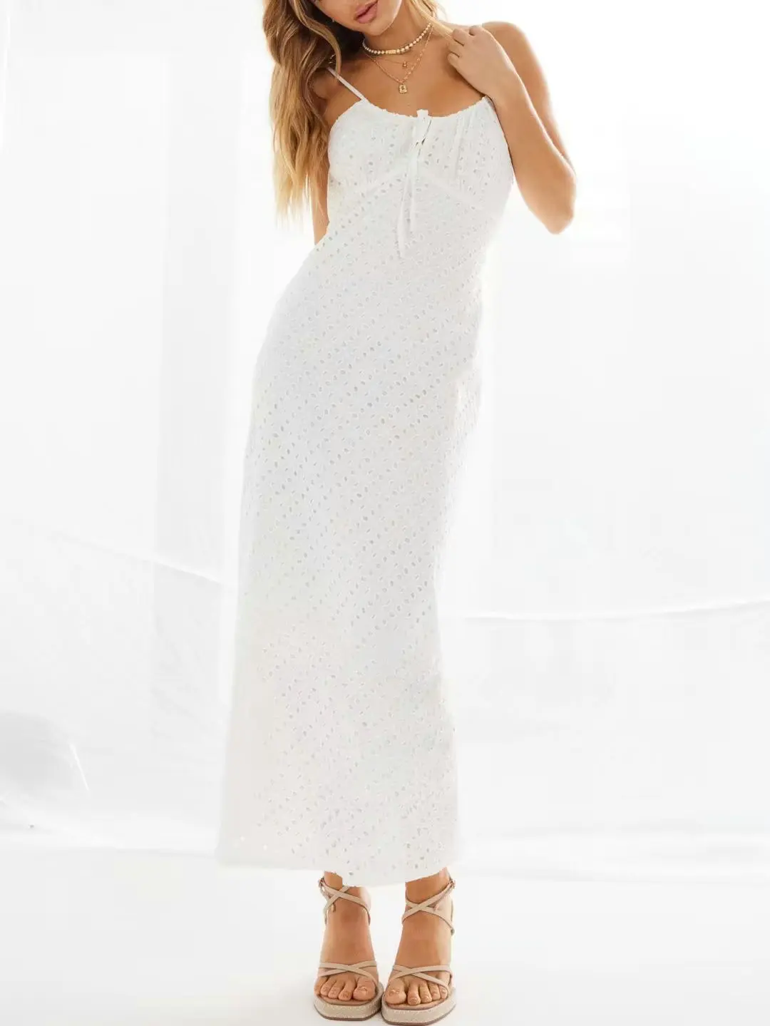 

Женское длинное платье-корсет без бретелек, с вышивкой