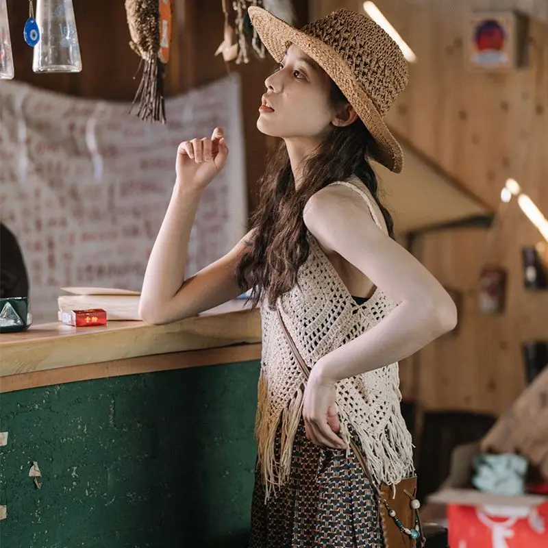 Женский ажурный вязаный жилет с бахромой на бретельках + однотонный летний