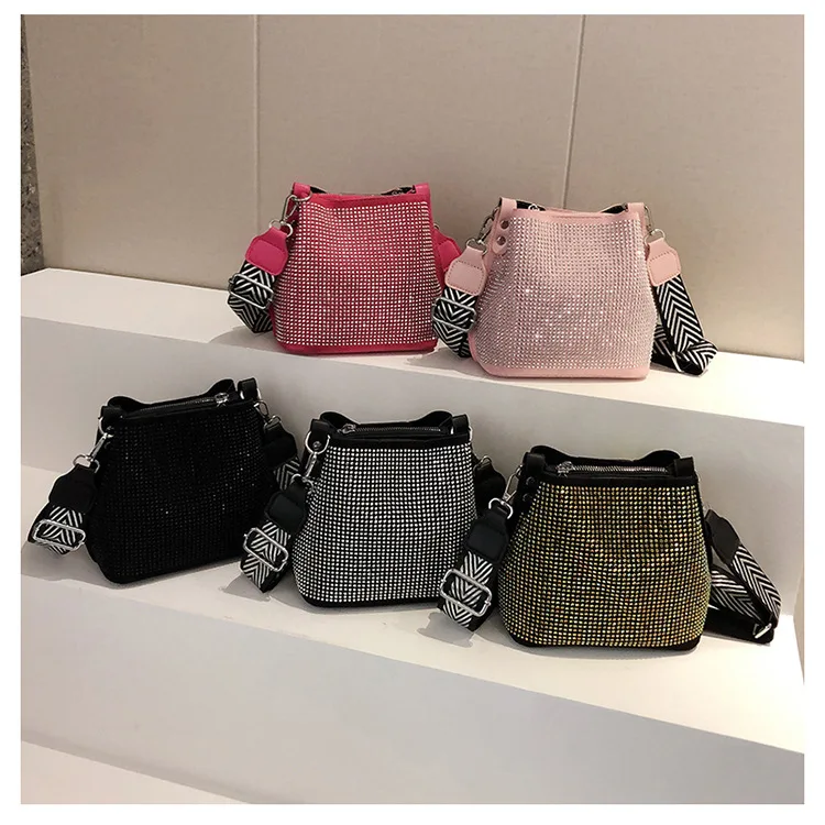 

Fashion Bright Diamonds New Niche Senior Sense of Unique Full of Diamonds Shoulder Large Capacity Commuting Crossbody Bucket Bag