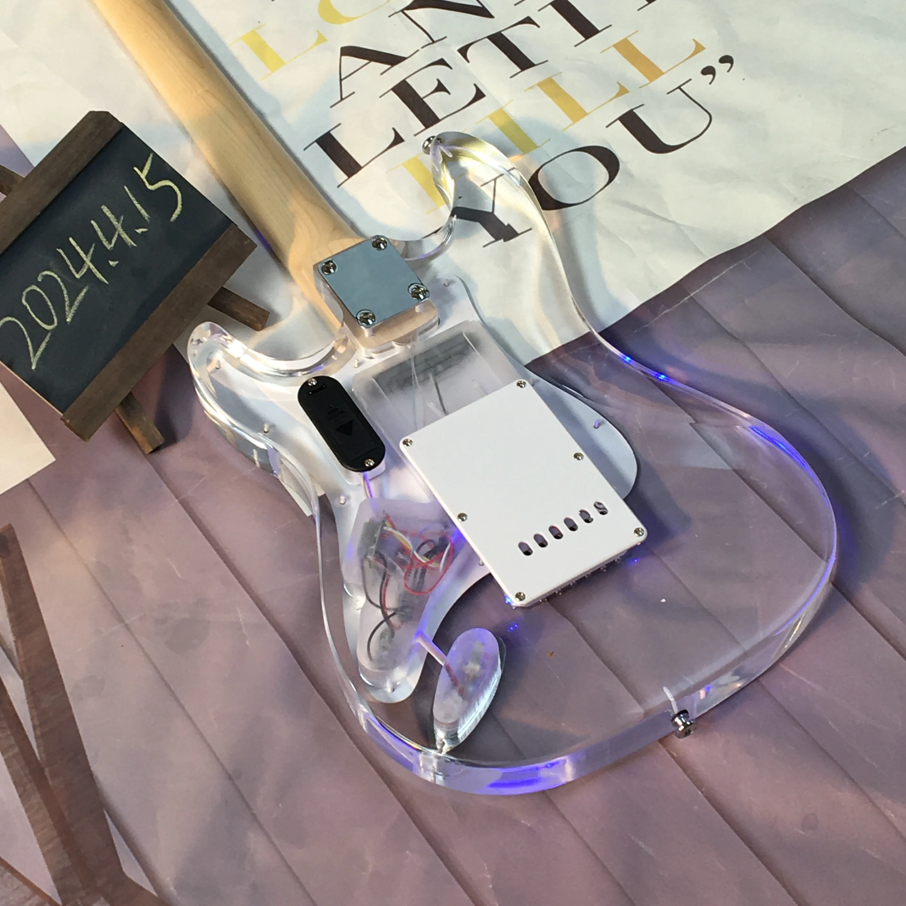 2024 ST Акриловая электрическая гитара SSS хромированная фурнитура бесплатная