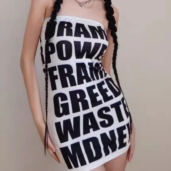 Женское однотонное платье с коротким рукавом и надписью