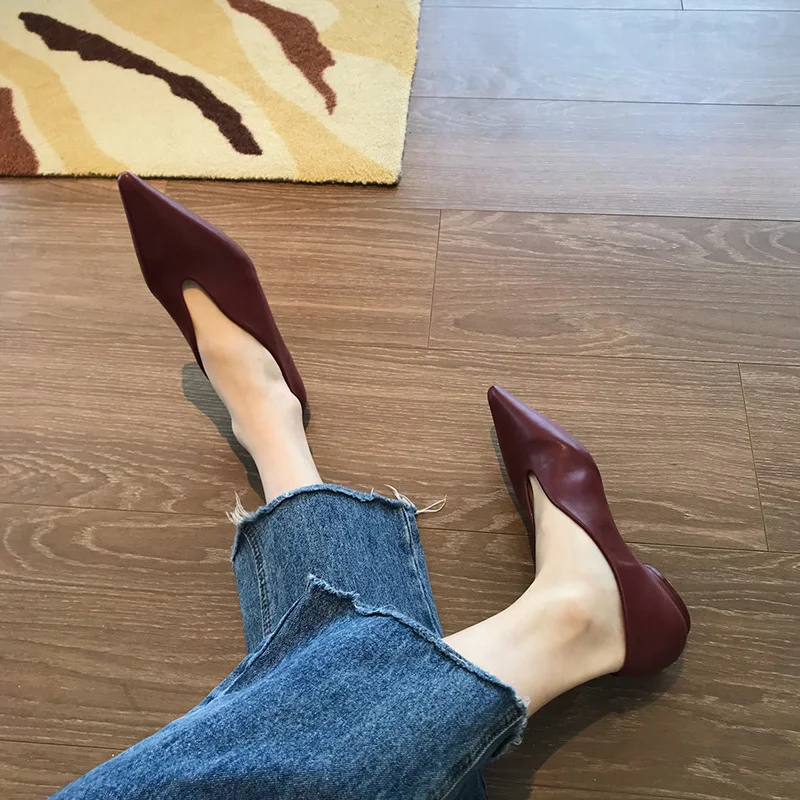 

2023 Women's V-shaped Open Flatsole Shoes with Pointed Toe and Shallow Mouth Temperament Women's Shoes Fashion Sexy Slim Shoes