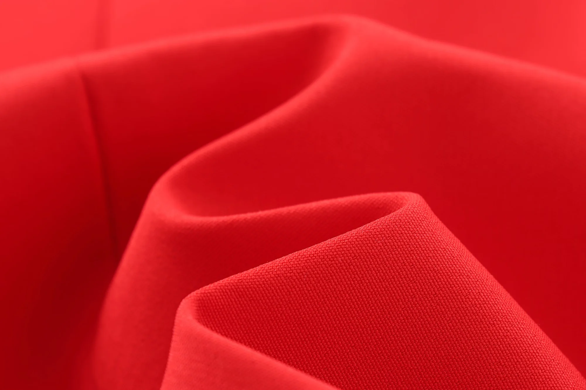 Женская короткая куртка на пуговицах с отложным воротником