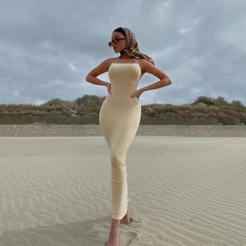 

Летнее сексуальное платье на бретелях с открытой спиной с разрезом