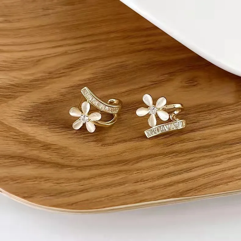

South Korea's New Zircon Flower Pearl Small Earrings Sweet and Elegant Ins Earrings Earrings High-end Fashion Earrings Women