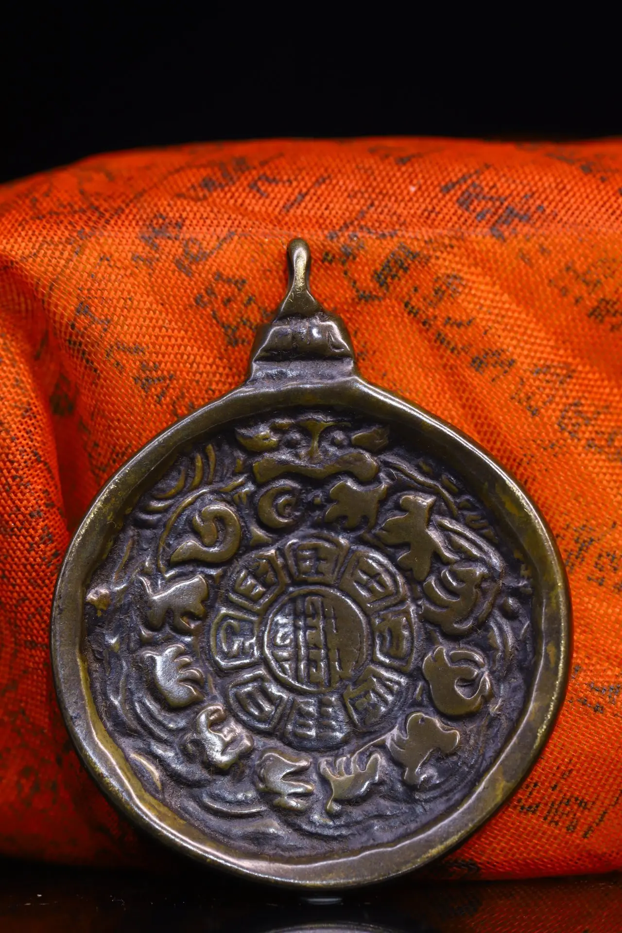 

Коллекция тибетских храмов 2 дюйма, старое бронзовое украшение Бодхисаттва, манджусри, буддизм, восемь диаграмм, амулет, подвеска, городской дом Гарма, Экзорцизм