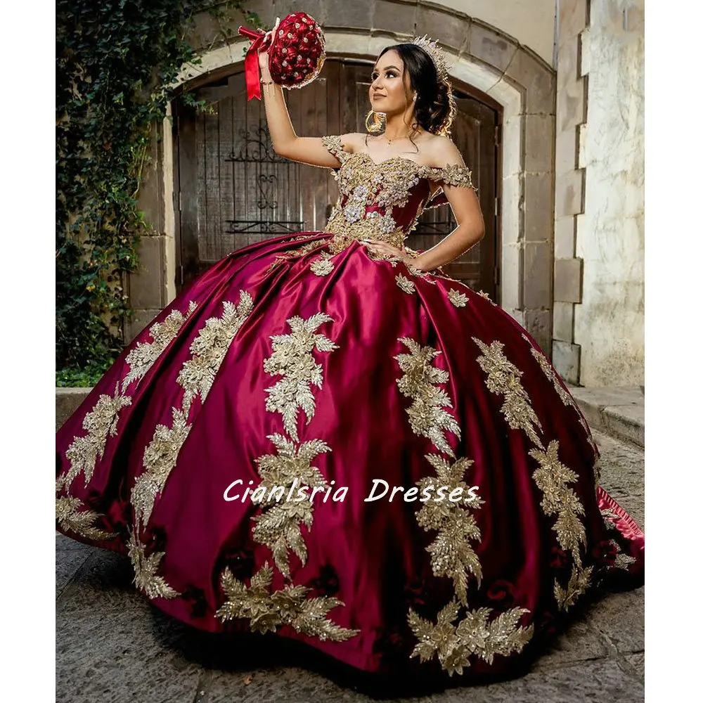 

Бордовое платье с открытыми плечами, бисером, кристаллами, 15 лет