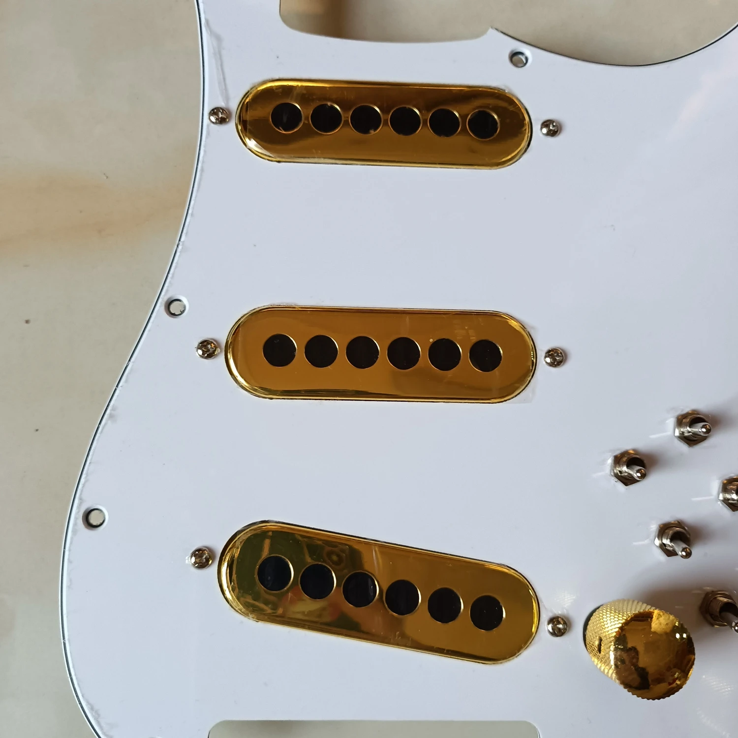 SSS Предварительно Проводные строки Pickguard лондонские тройные мини-Соники золотые