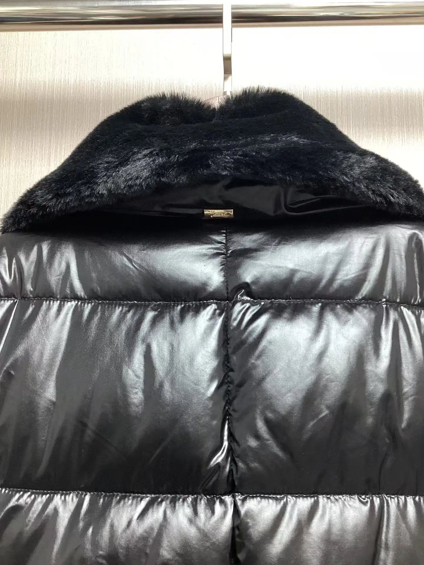 Женский однотонный длинный пуховик на молнии с высоким воротником и