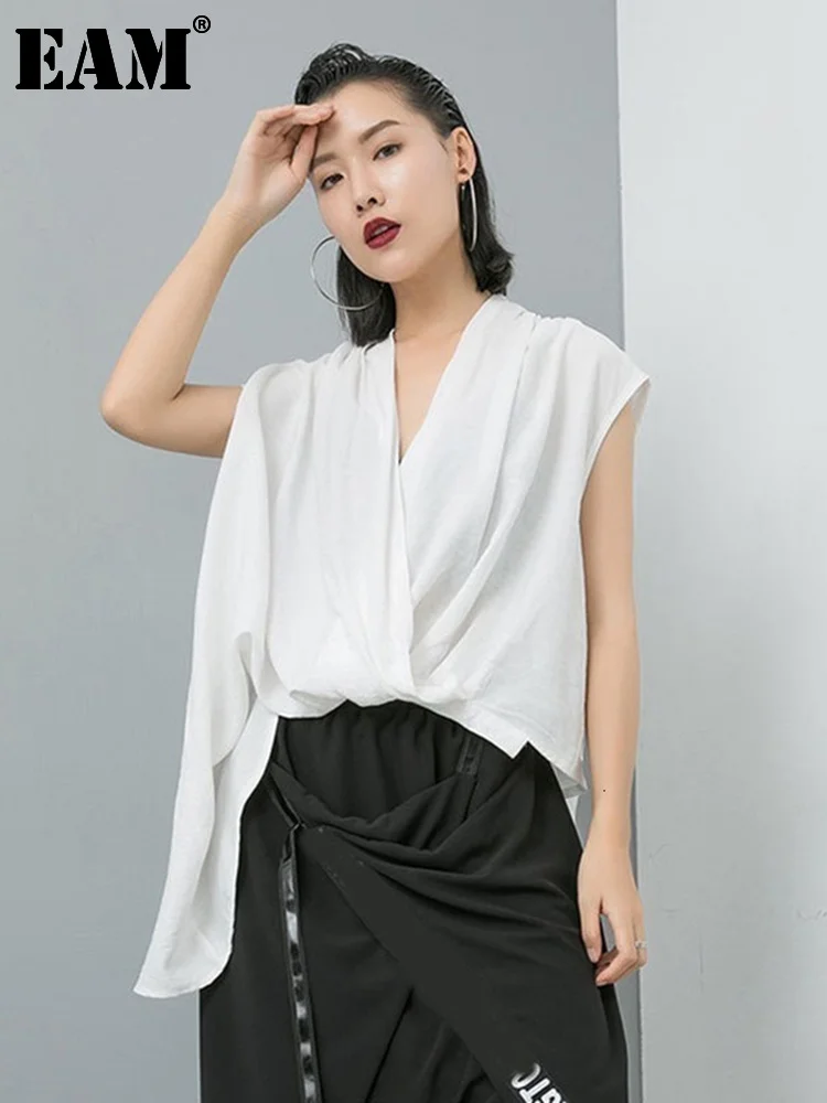 

[EAM] Женская белая Асимметричная плиссированная блуза большого размера, новая свободная рубашка без рукавов с v-образным вырезом, модная вес...