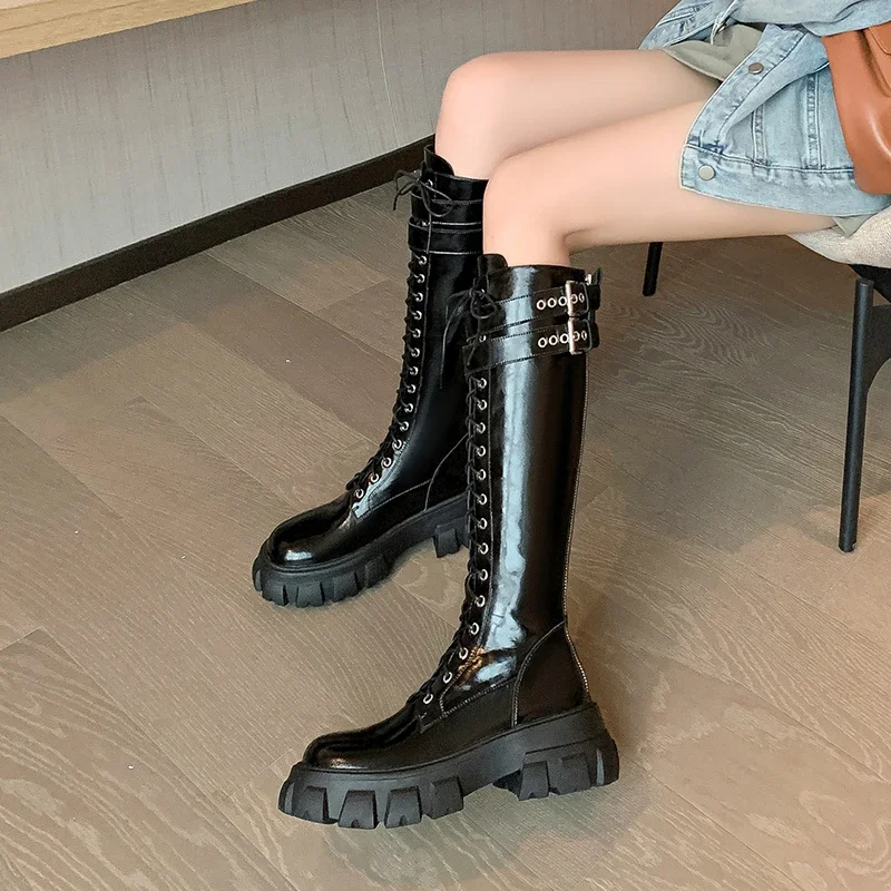 Рыцарские сапоги в стиле панк Duo Queue с металлической пряжкой и ремешком на молнии.