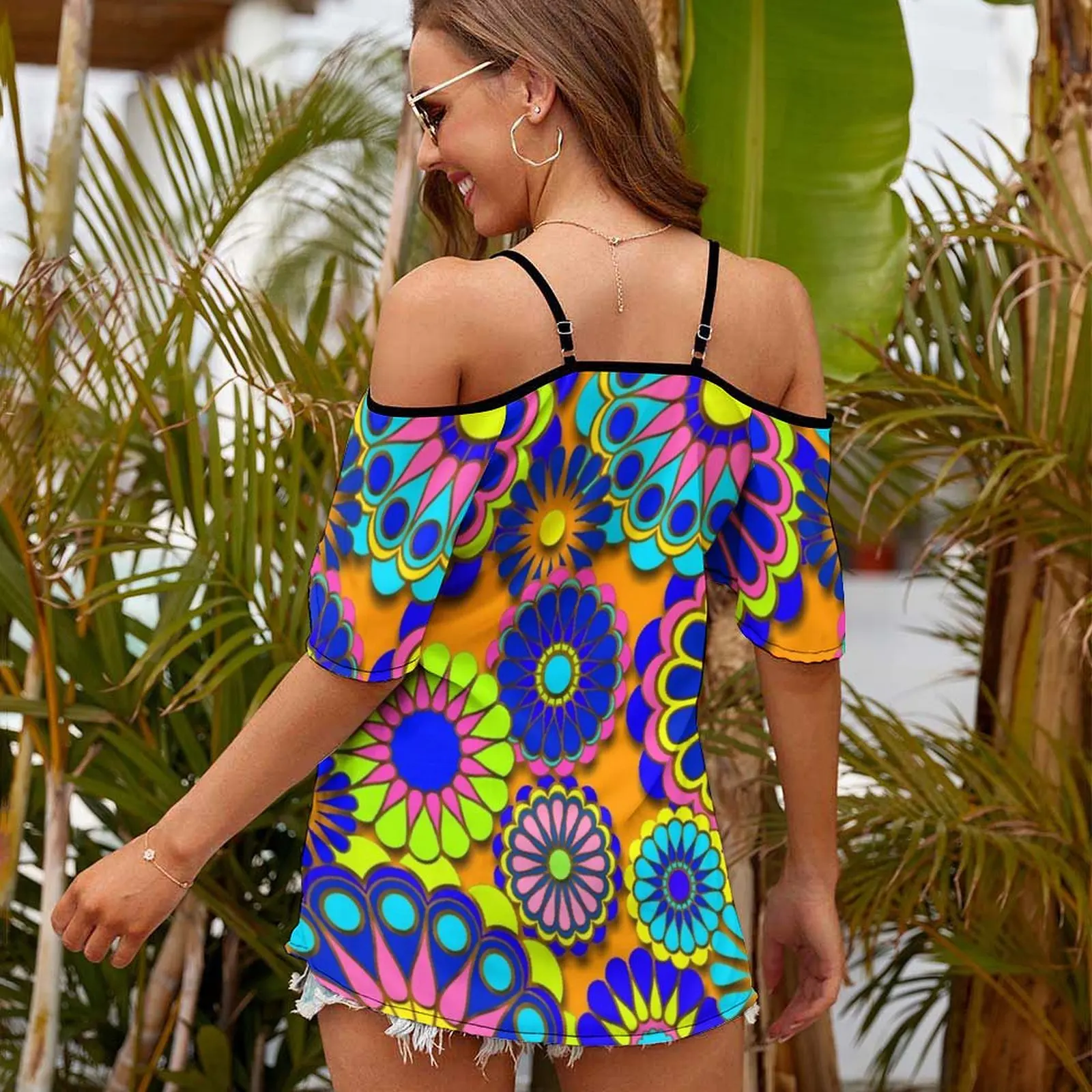 Женская футболка с коротким рукавом открытыми плечами и цветочным принтом -