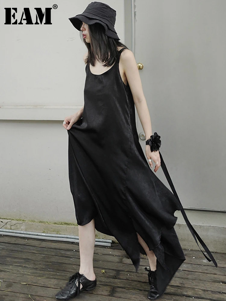 

[EAM] Women Black Irregular Temperament Long Dress New Round Neck Sleeveless Loose Fit Fashion Tide Spring Summer 2022 1DD7038