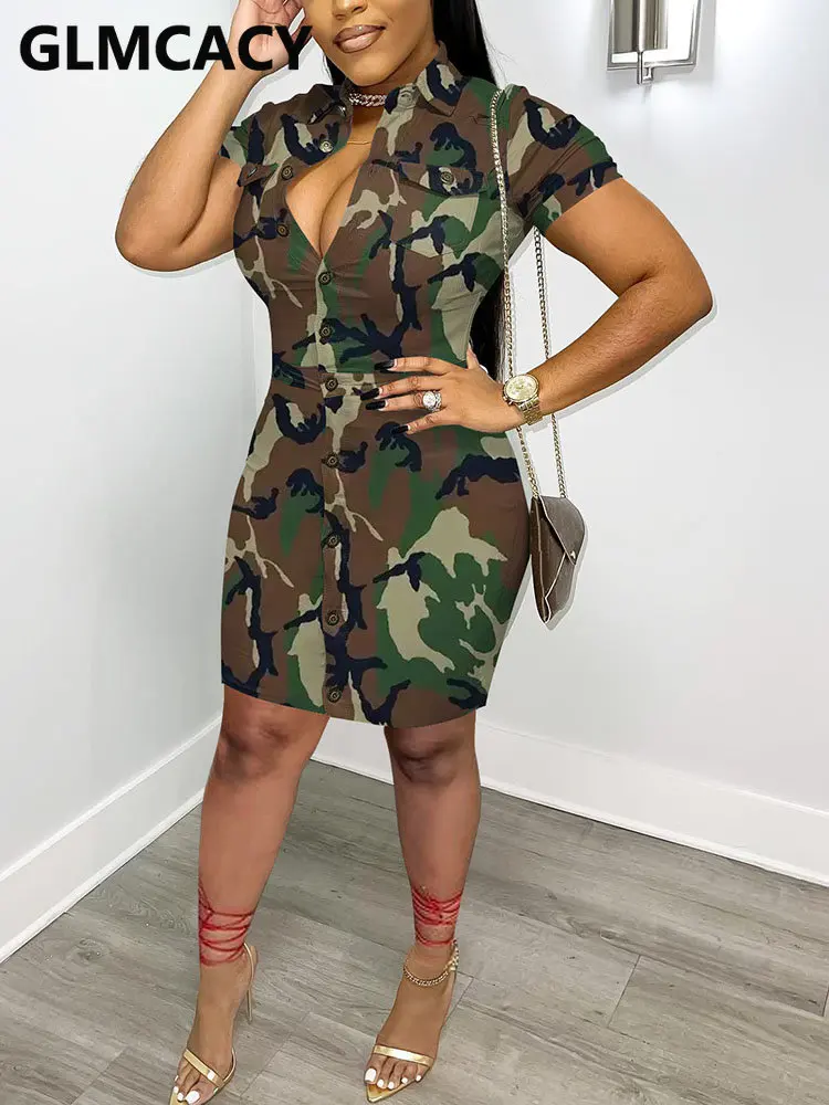 

Женское облегающее платье на пуговицах с камуфляжным принтом и коротким рукавом