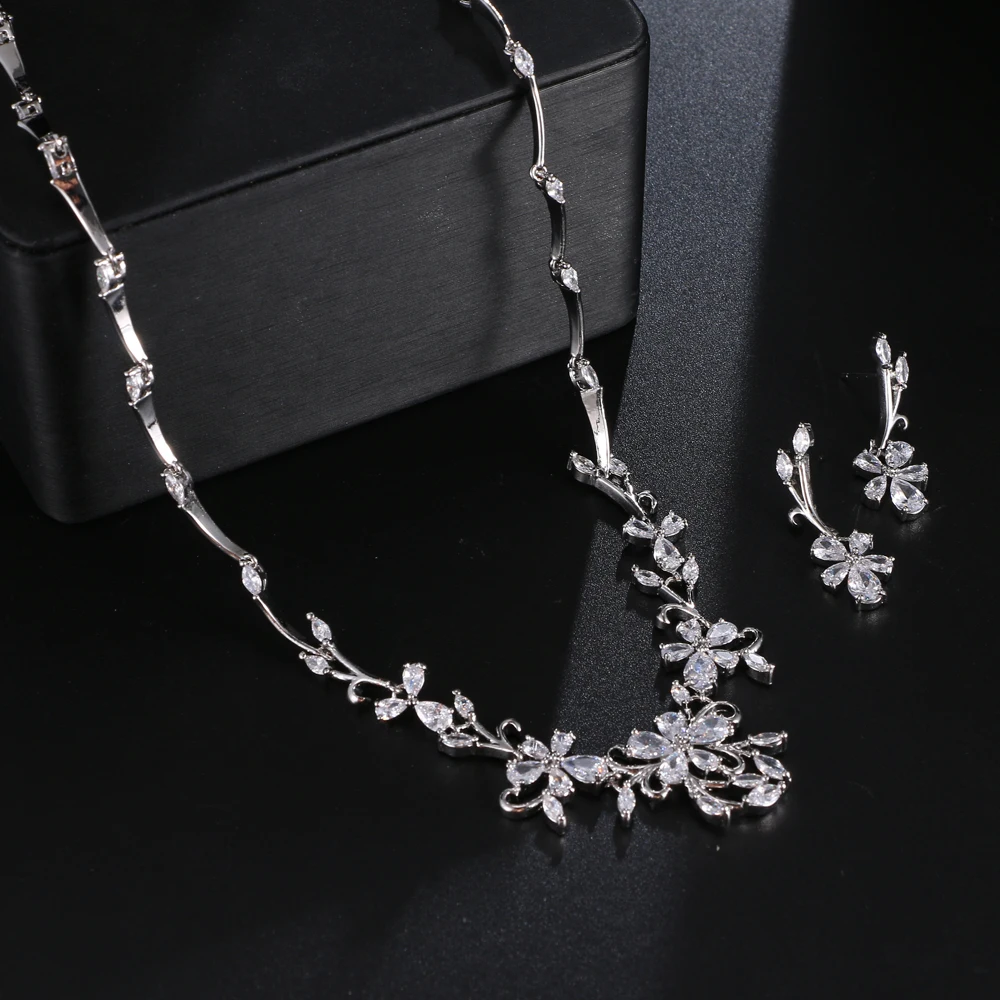 Комплект из колье и серёг с фианитом белого цвета
