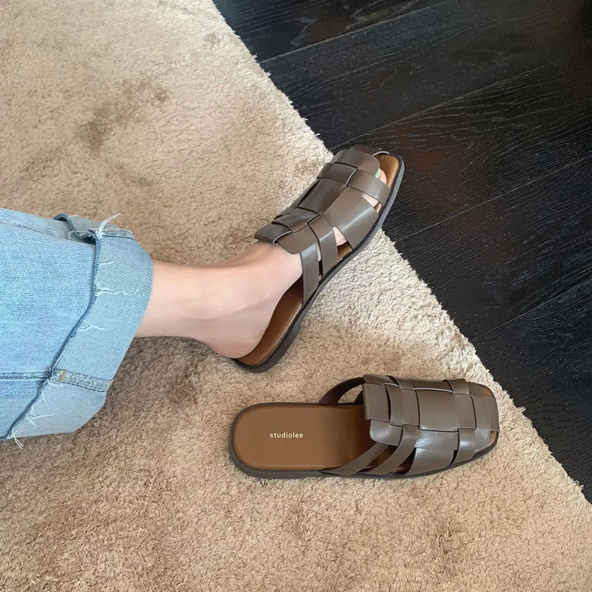 

Женские кожаные шлепанцы, брендовые сандалии на плоской подошве с закрытым носком, без застежек, однотонные водонепроницаемые уличные тапо...