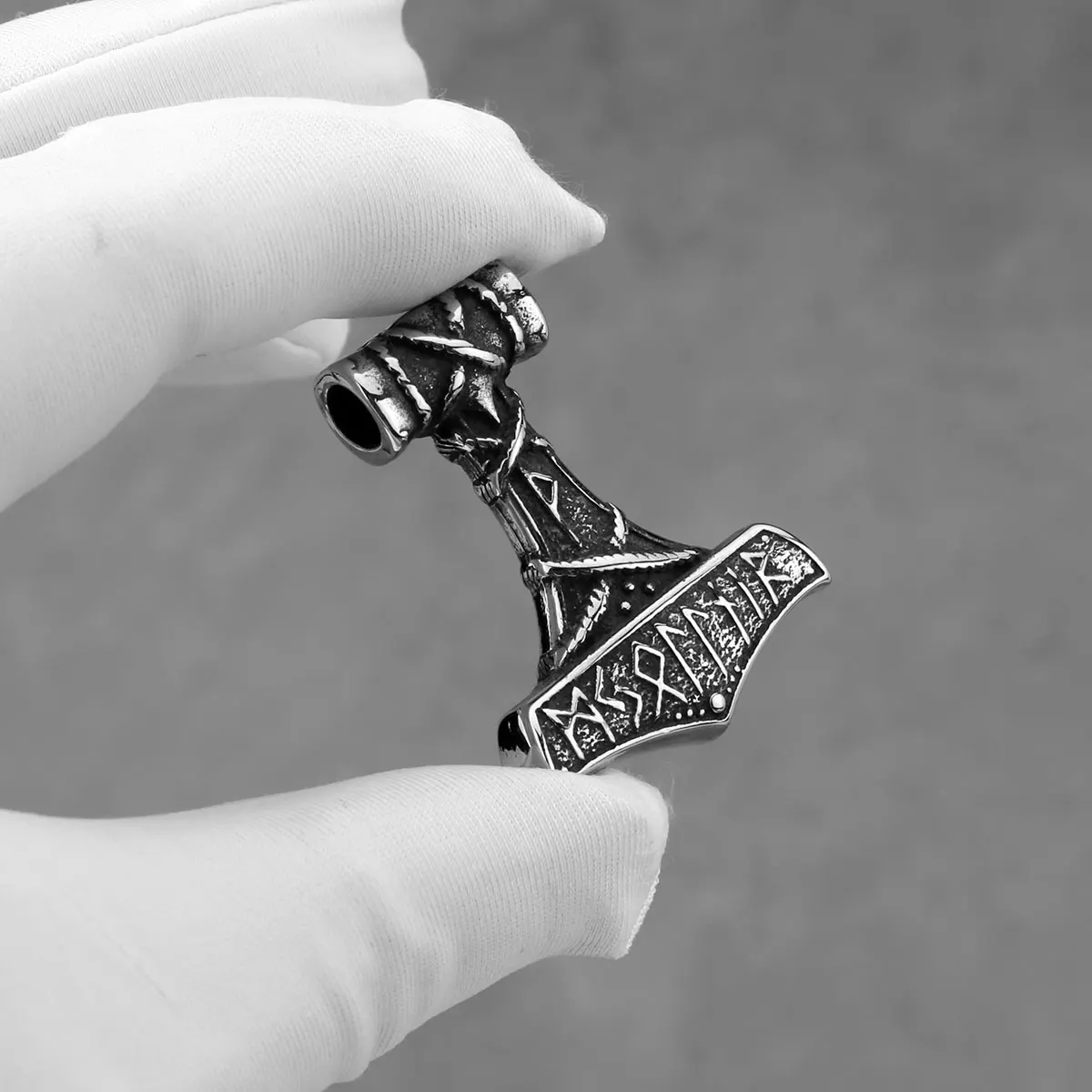 Винтажное ожерелье с руной викингов