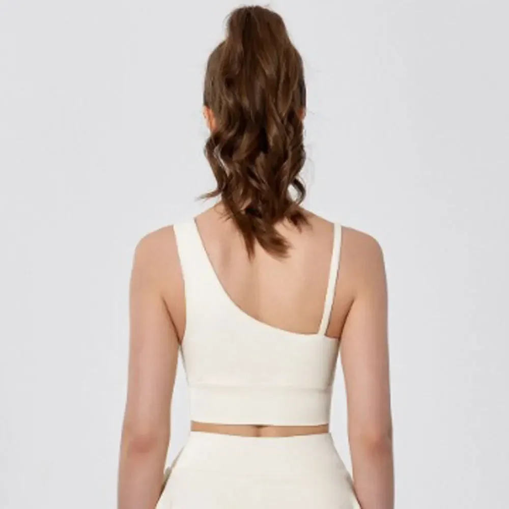 Спортивный бюстгальтер с асимметричными бретельками телесного цвета