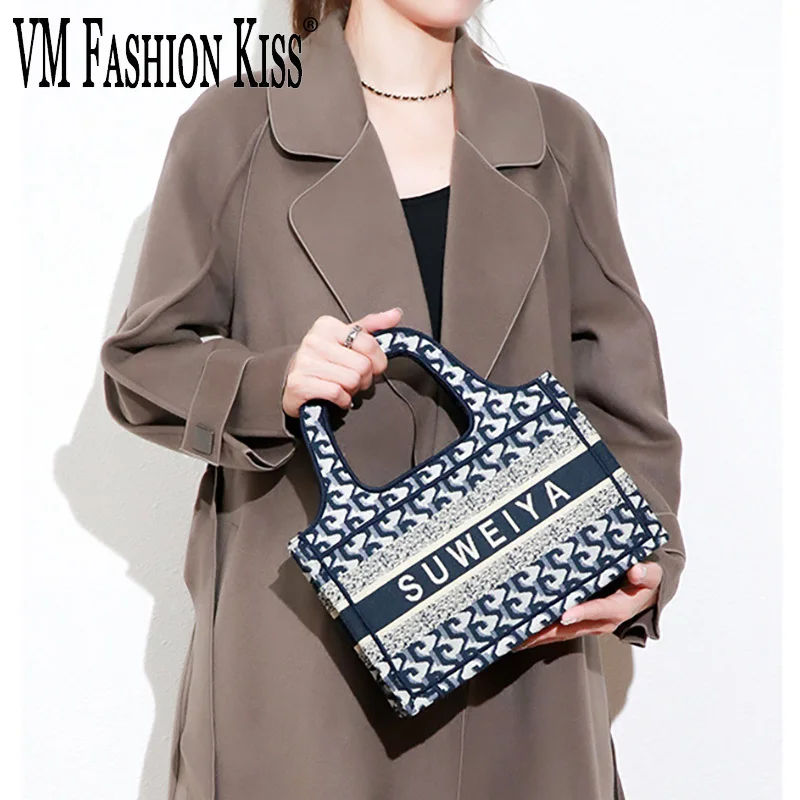 

Женская сумка через плечо VM FASHION KISS 2023 с вышитыми надписями