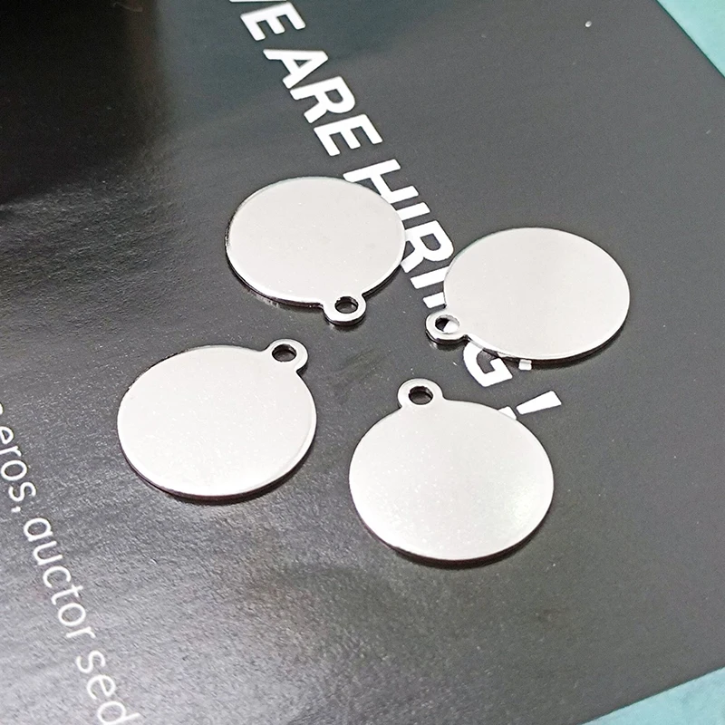 Все урны для домашних животных в нашем магазине имеют выгравированную вручную