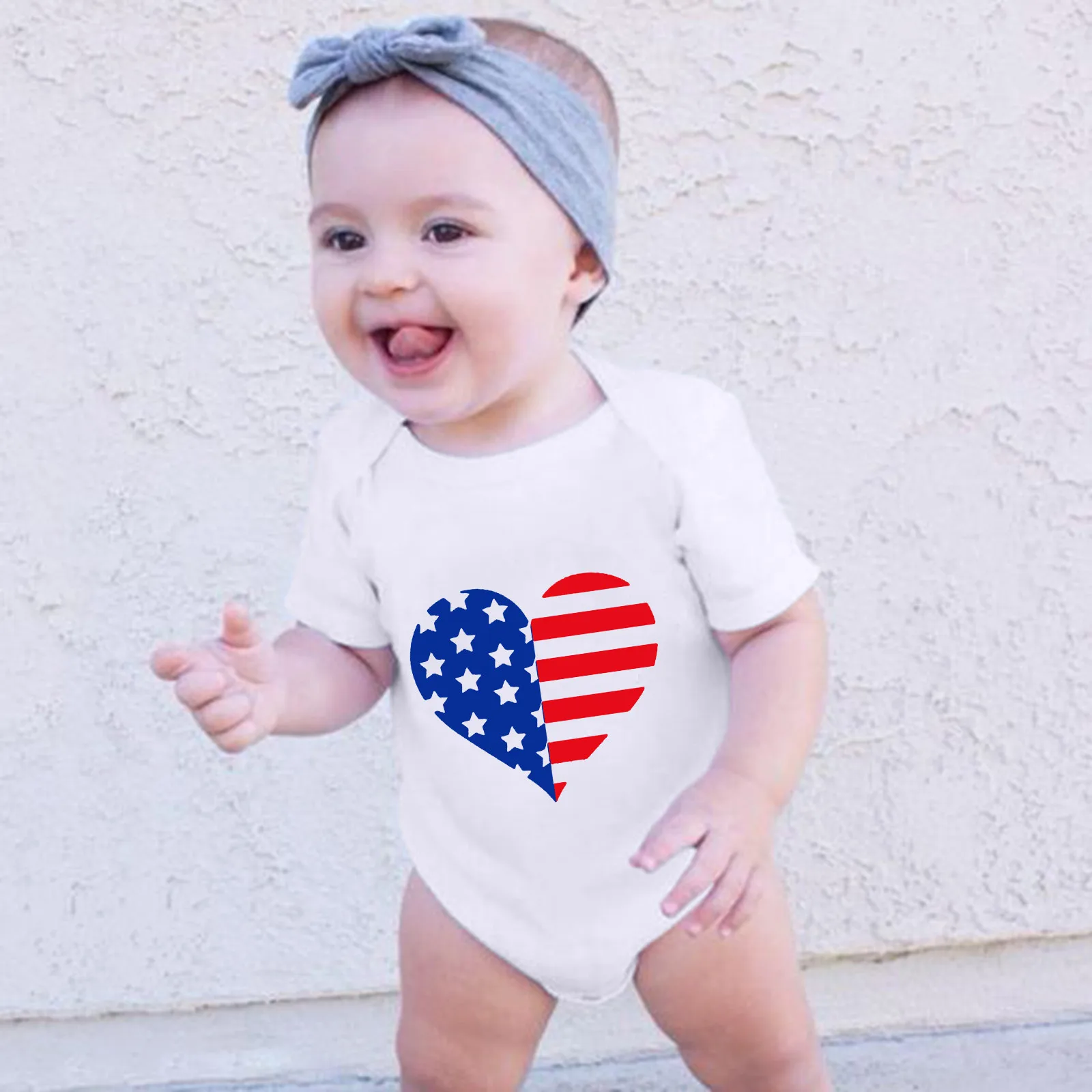 

Женский комбинезон с коротким рукавом и принтом