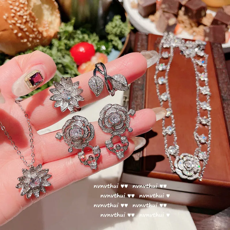 

Sparkling Camellia Water Drop Gem Necklace Designer 18K Gold Plating Pointed Crystal Zircon Rose Ring Bracelet