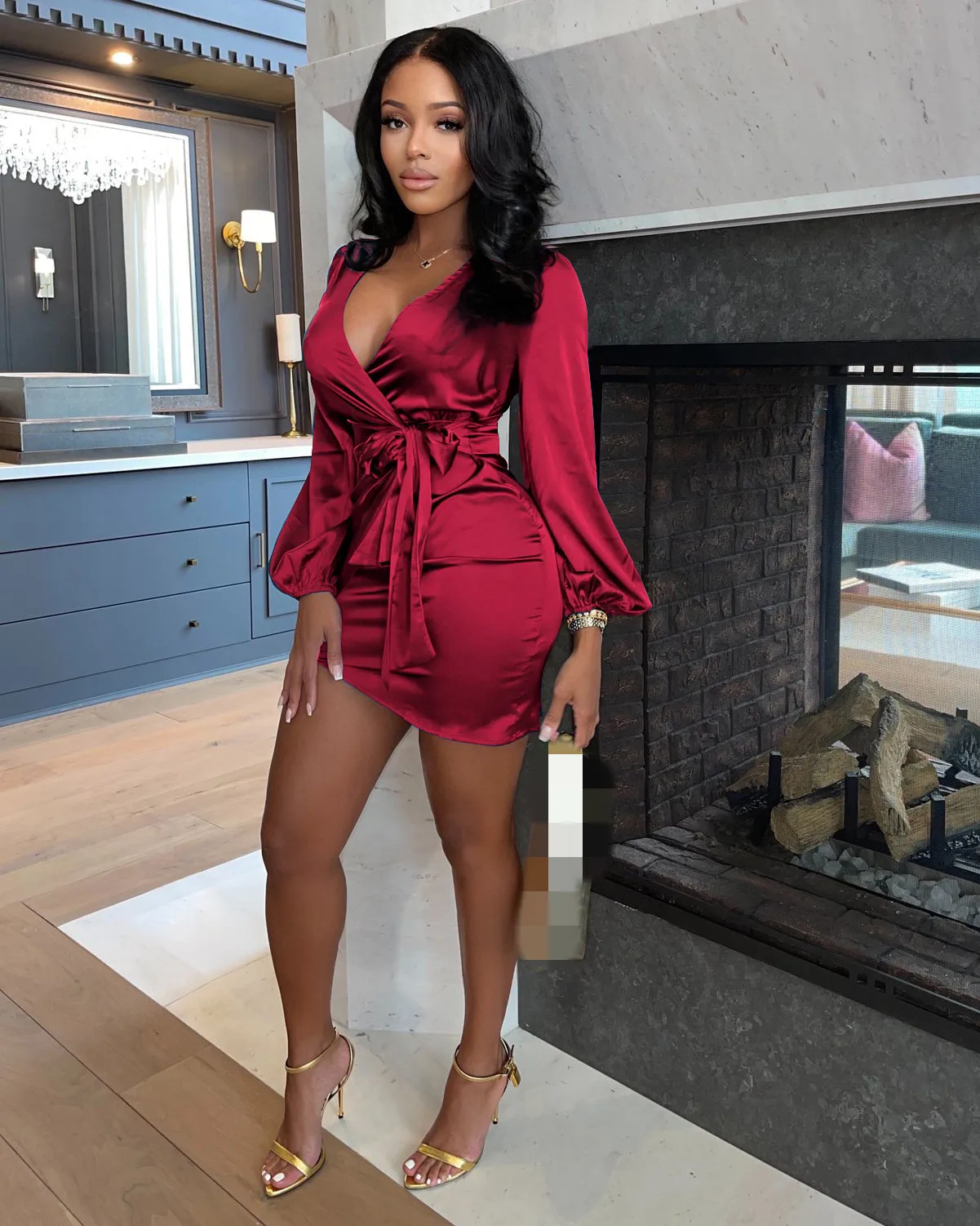 

Женское мини-платье с длинным рукавом и V-образным вырезом