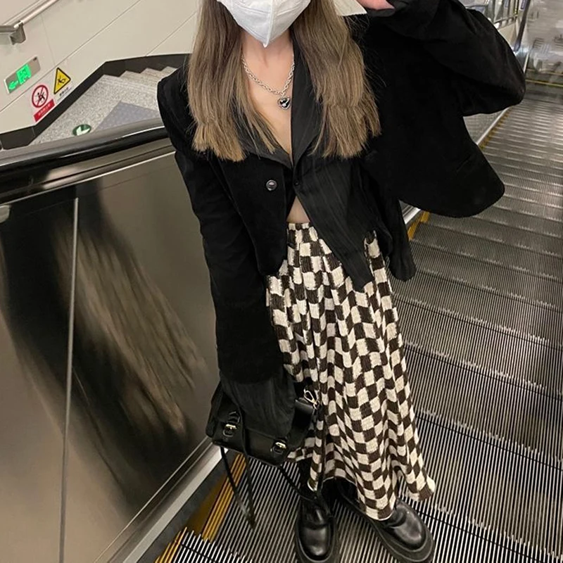 Женская модель однотонная блузка с отворотом и длинным рукавом на пуговицах