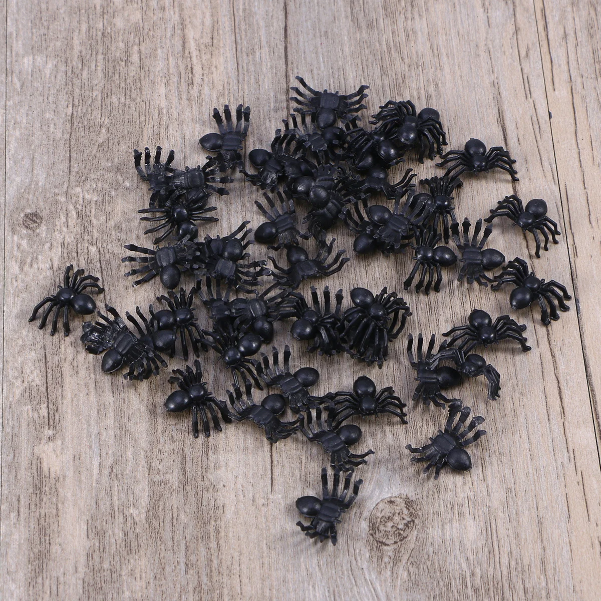 

100pcs Plastic Spiders Toy Prank Joking Funny Gadgets Horrific Decor for Halloween Parties Carnivals Costume Party