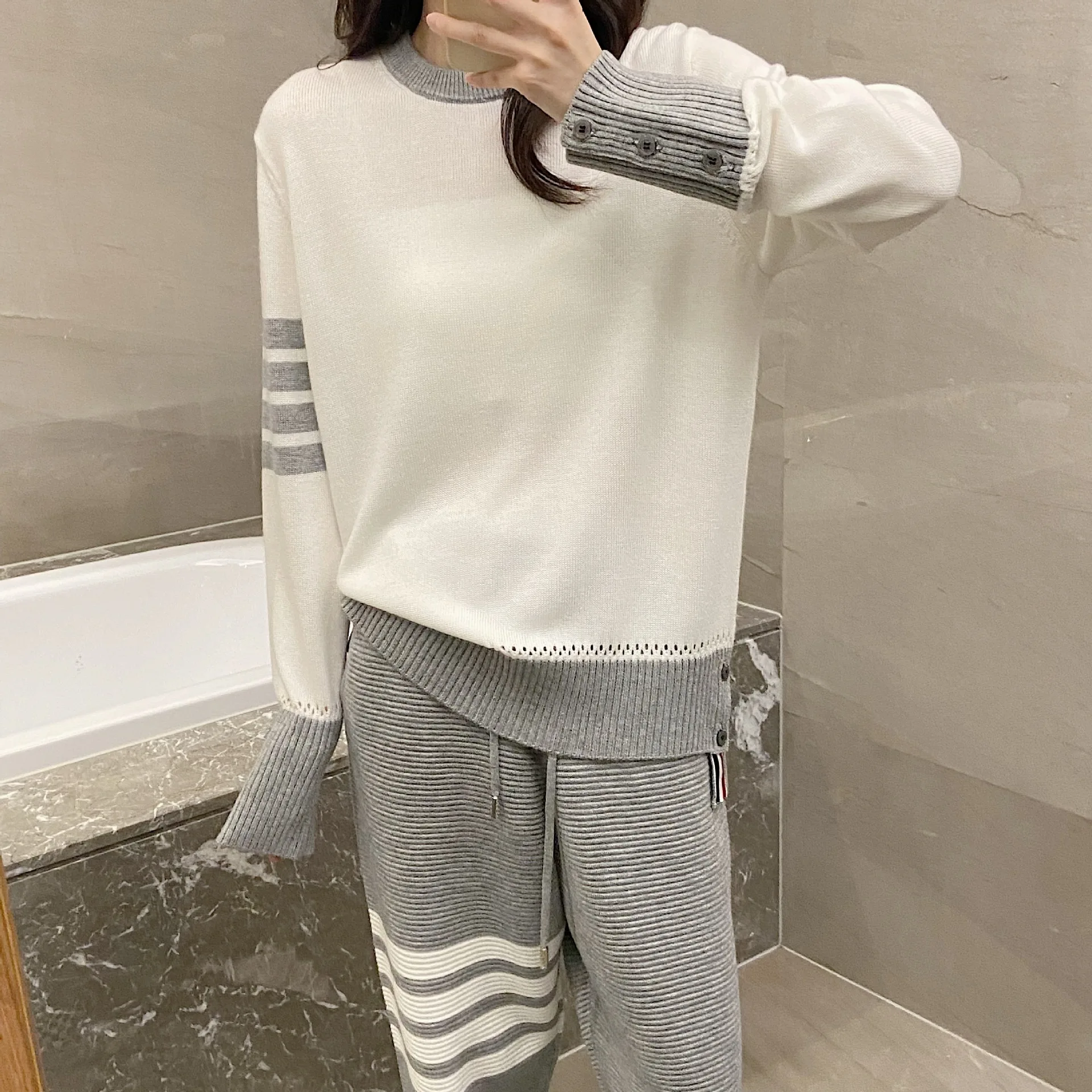 

Contrast Hollow Round Neck Sweater for Women's Early Autumn 2022 TB New British Style Gentle Four-bar Style Sweater