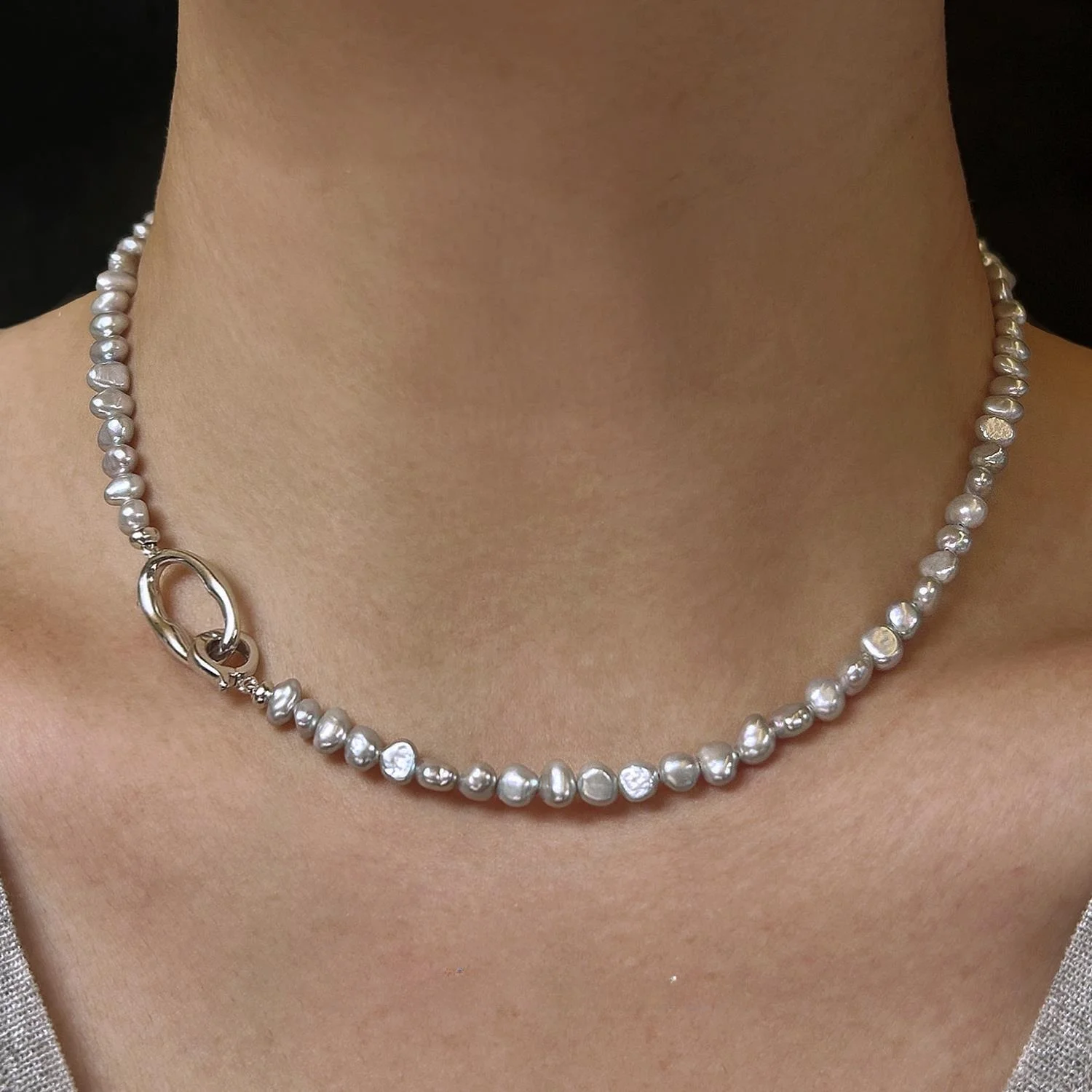 Сломанное серебряное ожерелье из натурального жемчуга действительно многие