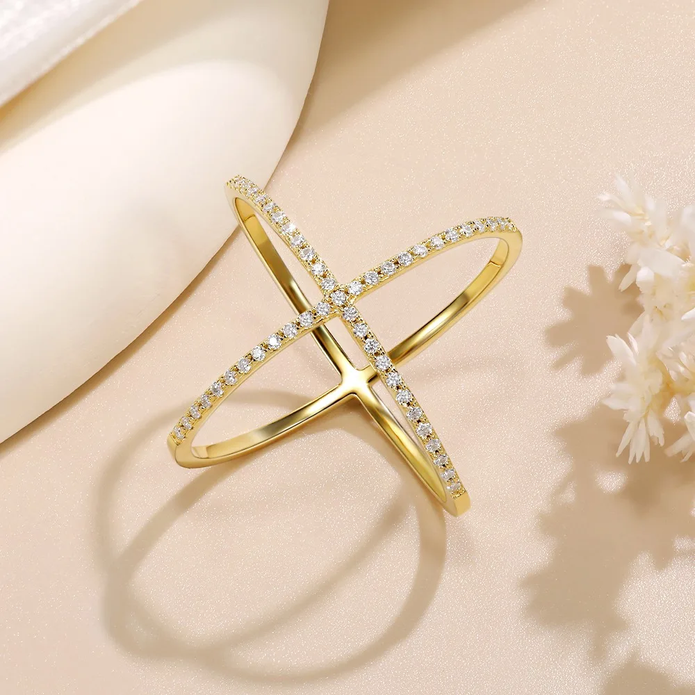 Женское кольцо из серебра 925 пробы с муассанитом