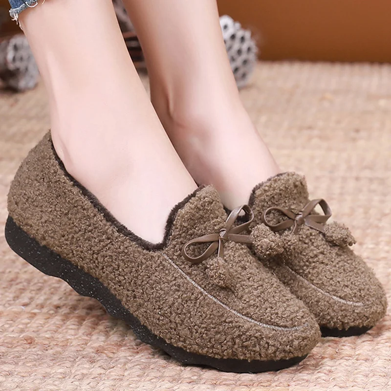 

Женские кроссовки на массивной вулканизированной подошве