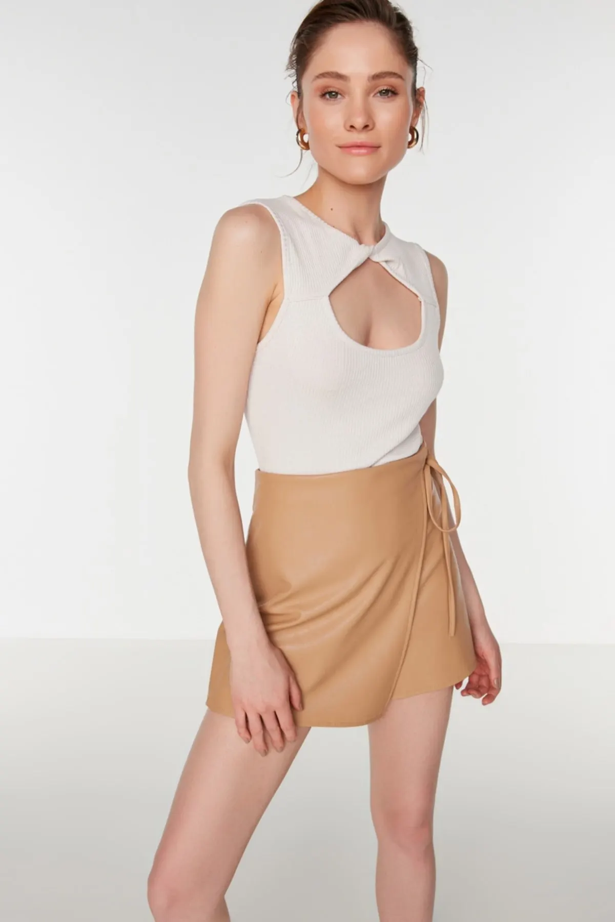 

Женский летний укороченный топ, блузка, вязаная блузка с камнями и лентой, популярный топ для девушек, рубашка с глубоким вырезом