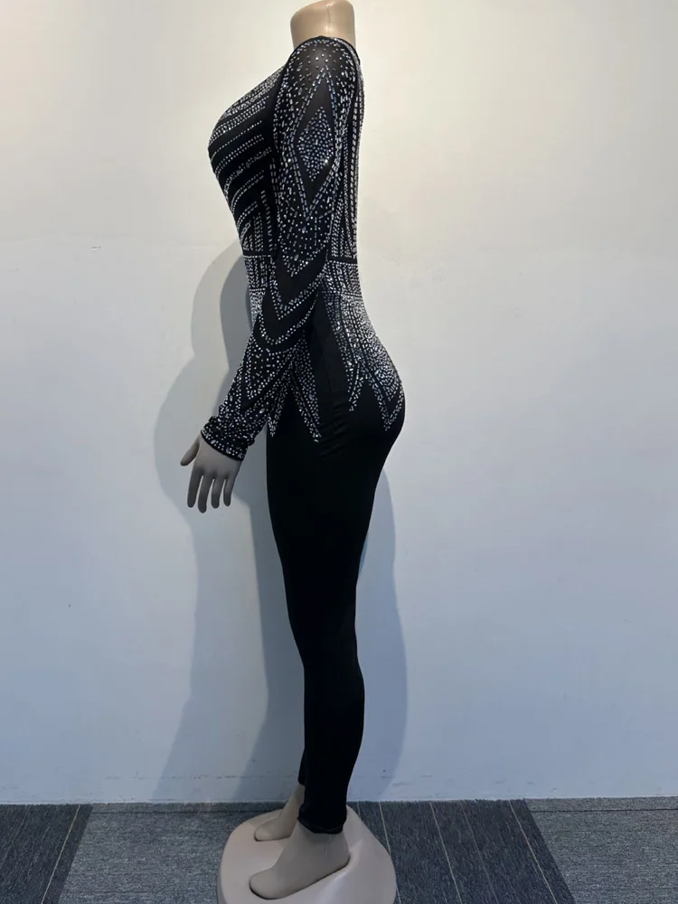 Женский комбинезон с глубоким V-образным вырезом со стразами