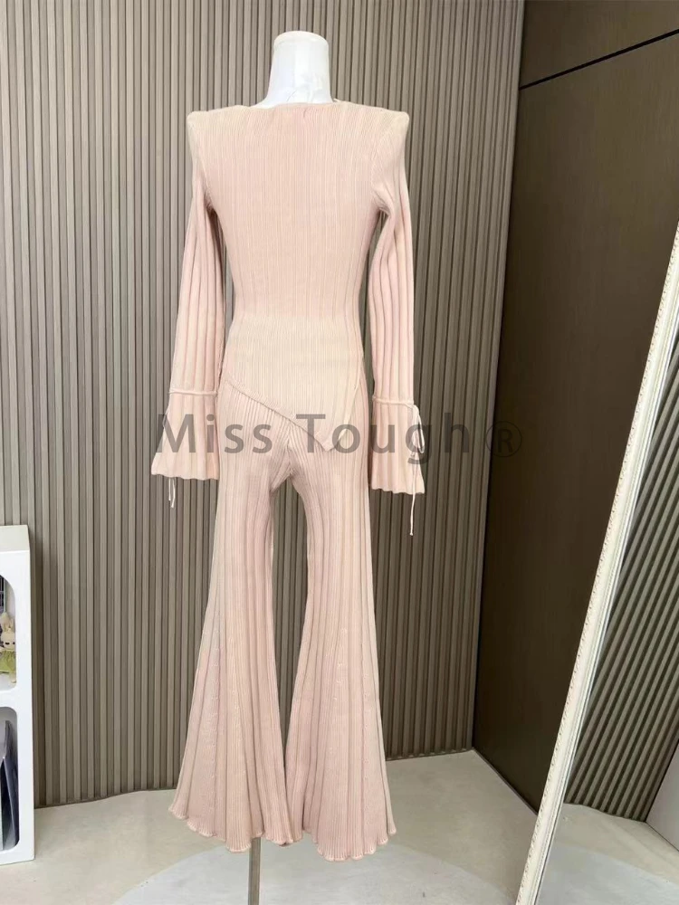 Женский трикотажный костюм из двух предметов розовый свитер на завязках и