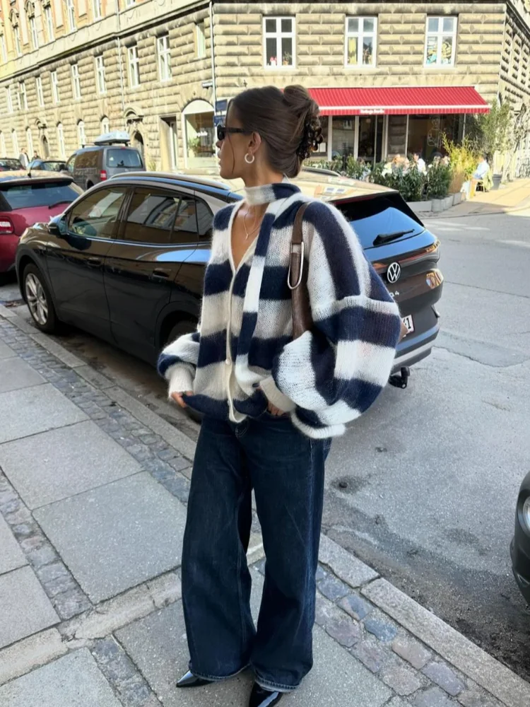 Женский трикотажный кардиган в контрастную полоску с V-образным вырезом и